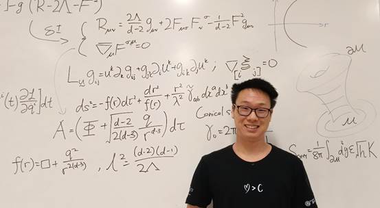 GradSeason | Toh Yu Xuan: Exploring the Infinite Universe with Pen and Paper
