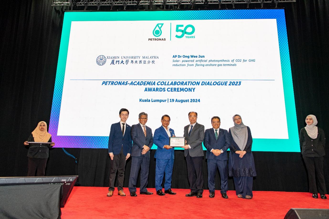 Prof. Ong Wee Jun Receives over RM1 Million Grant during PETRONAS-Academia Collaboration Dialogue 2023 (1)