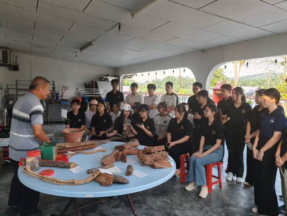 TCM Students Explore Local Medicinal Plants in Field Visit with Herb Expert (1)