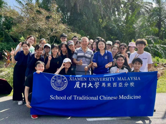 TCM Students Explore Local Medicinal Plants in Field Visit with Herb Expert (2)