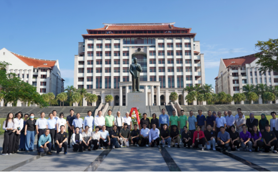 XMUM Commemorates the 150th Anniversary of Tan Kah Kee's Birth with a Floral Tribute and Guangdong Alumni Donation Ceremony (5)